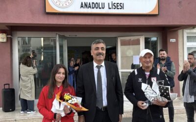Dünya Kupası'nda üçüncü olan milli bocceci Yağmur Tosun okulunda çiçeklerle karşılandı!
