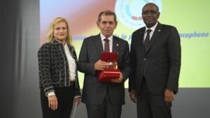 Dursun Özbek'e "2025 Yılının Frankofon Kişiliği Ödülü" verildi