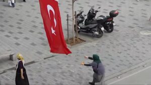 Düzce'de duygulandıran sosyal deney: Vatandaşlar Türk bayrağını yere düşürmedi