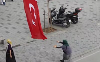 Düzce'de duygulandıran sosyal deney: Vatandaşlar Türk bayrağını yere düşürmedi