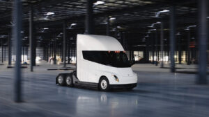 Elektrikli dev yolda: Tesla Semi kağıt üzerinde ne, gerçekte ne kadar gidiyor?