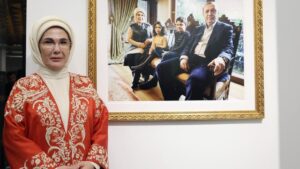 Emine Erdoğan, VakıfBank Sanat Galerisi'nin açılışına katıldı