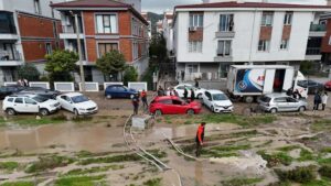 Evleri su bastı, araçlar mahsur kaldı!  İzmir'i sağanak vurdu