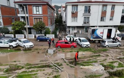 Evleri su bastı, araçlar mahsur kaldı!  İzmir'i sağanak vurdu