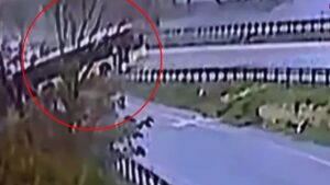 Faciadan dönüldü: İETT otobüsü kayarak yoldan çıktı