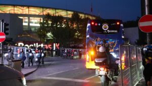 Fenerbahçe, dev derbi öncesi Tüpraş Stadyumu'na ulaştı