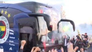 Fenerbahçe kafilesi derbi için Tüpraş Stadı'na hareket etti