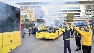 Fenerbahçe taraftarı Tüpraş Stadı'na hareket etti