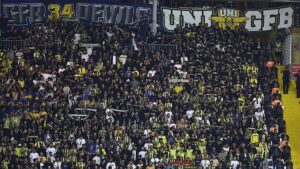 Fenerbahçe taraftarından futbolculara tepki!