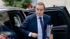 Fransa’nın başbakan krizinin ardından hala bütçeye ihtiyacı var