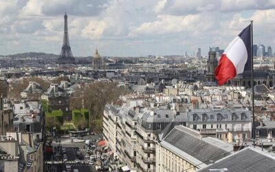 Fransa'da araç kalabalığa daldı