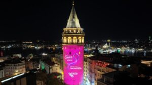 Galata Kulesi'nde meme kanseri farkındalığı… Pembe renkle ışıklandırıldı