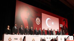 Galatasaray'da Dursun Özbek ve yönetimi ibra edildi