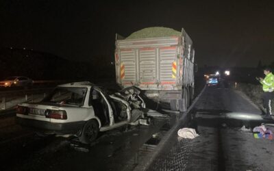 Gaziantep'te feci kaza… Otomobil kamyona çarptı: 3 can kaybı
