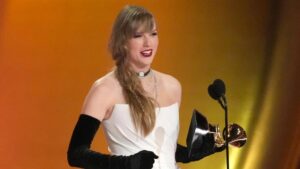 Gelin olmaya hazırlanan Taylor Swift'in dev serveti dudak uçuklatıyor!