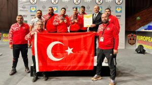 Genç milli halterciler Avrupa'nın zirvesinde