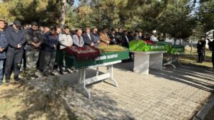 Gıda zehirlenmesi şüphesiyle ölen anne ve iki çocuğun defnedildi