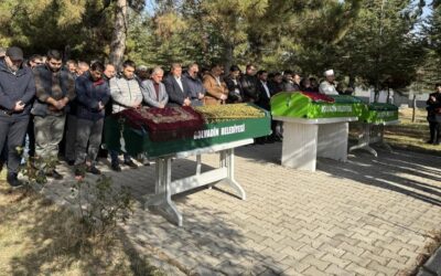 Gıda zehirlenmesi şüphesiyle ölen anne ve iki çocuğun defnedildi