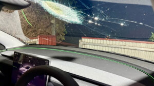 Gizemli kaza: Yolda giden Tesla Model Y’ye uzaydan gelen bir cisim mi çarptı?