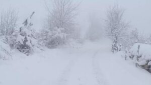 Görüş mesafesi 30 metreye kadar düştü! Kars'ın yüksekleri karla kaplandı