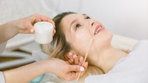 Güzelleştirirken tahrip ediyor: Dermatologlar 3 üründen uzak durun diyor