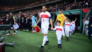 Hakan Çalhanoğlu'na plaket verildi
