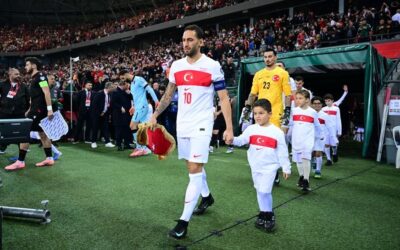 Hakan Çalhanoğlu'na plaket verildi
