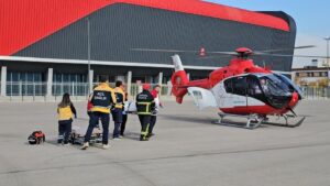 Helikopter ambulans kazada yaralanan gence yetişti