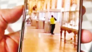 Hırsızlık sanatı! Louvre turistlerin gözü önünde soyulmuş
