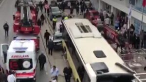 İETT otobüsü dehşet saçtı: Yayaların arasına daldı