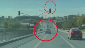 İki çocuk son anda kurtulmuştu! Kırmızı ışık ihlali yapan sürücüler yakalandı