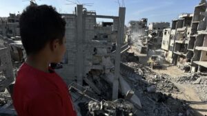 İşgalci İsrail ordusu okulları hedef aldı: Filistin bayrağını ateşe verdiler