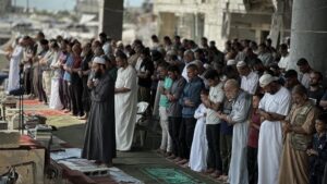 İsrail'in yıkımına rağmen… Filistinliler, cami enkazları üzerinde cuma namazında buluştu