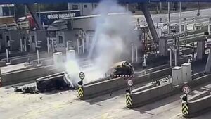 İstanbul'da feci kaza… Otomobil otoyol gişelerine çarptı