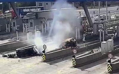 İstanbul'da feci kaza… Otomobil otoyol gişelerine çarptı