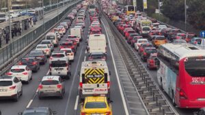 İstanbul'da trafik felç oldu! Yoğunluk yüzde 87'ye çıktı