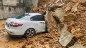 İstinat duvarı 3 aracın üstüne çöktü