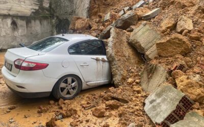 İstinat duvarı 3 aracın üstüne çöktü