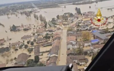 İtalya sular altında! Çatılarda yardım beklediler