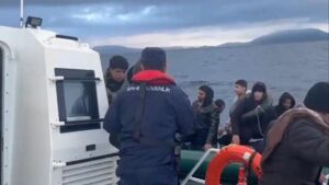 İzmir açıklarında göçmen hareketliliği: 51 kişi yakalandı, 84 kişi kurtarıldı