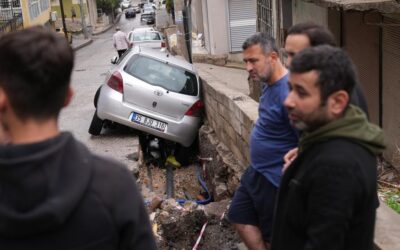 İzmir'de sağanak: Sokaklar su altında kaldı