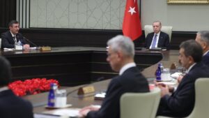 Kabine toplanıyor! Masada 5 konu var
