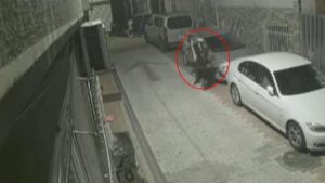 Kadını döverek yerde sürükledi: Dehşet anları kamerada