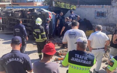Kamyonet 2 evin arasındaki depoya girdi! Kazada iki kişi yaralandı
