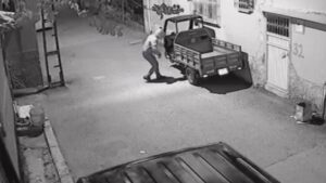 Kapüşonlu hırsız kameraya yakalandı: Mopedi dakikalar içinde çaldı