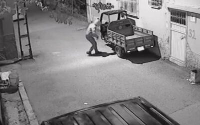 Kapüşonlu hırsız kameraya yakalandı: Mopedi dakikalar içinde çaldı