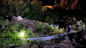 Kastamonu'da tır şarampole devrildi: 1 yaralı