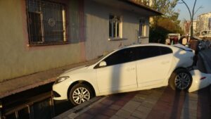 Kaza yapan otomobil evin balkonuna girdi: 3 yaralı
