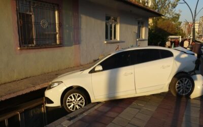 Kaza yapan otomobil evin balkonuna girdi: 3 yaralı