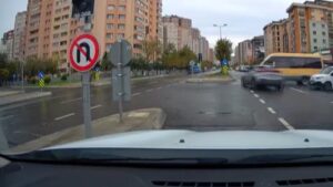 Kırmızı ışıkta geçen sürücü kazaya neden oldu: O anlar kamerada